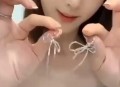 30岁女博主忙碌一天，回家卸妆洗澡