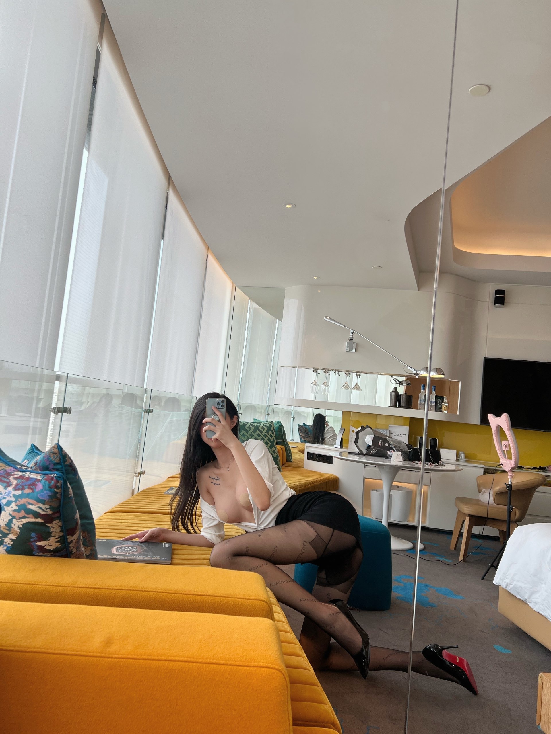 #微密圈 两位美女在比谁的身材性感和骚【完整视频】  第1张