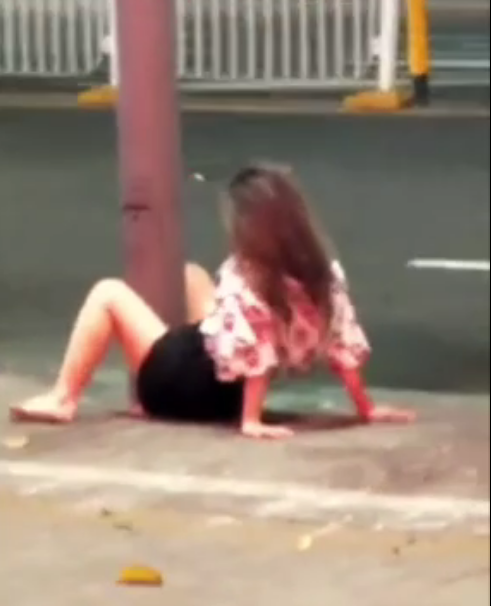 炸裂！美女在大街上用电线杆自薇！