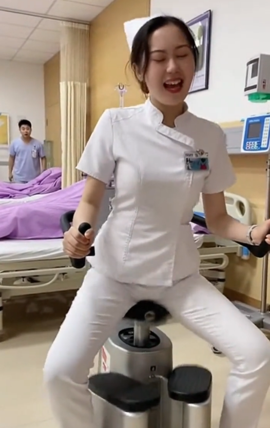 这个护士 会玩哦 #吃瓜 #猎奇