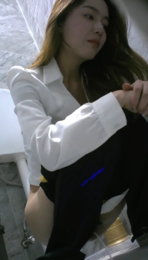 偷拍少妇尿尿 气质不错