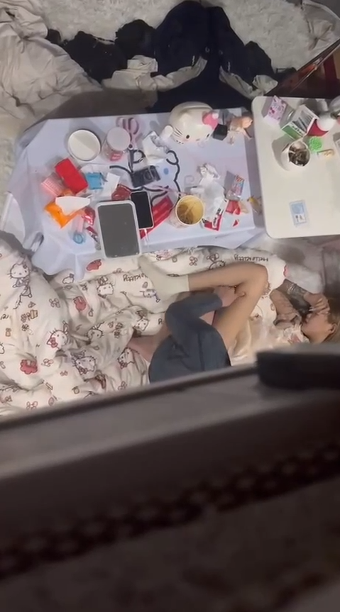 #吃瓜 奶奶个熊，出去开房啊， 舍友带女朋友回来了，把我火搞大了。
