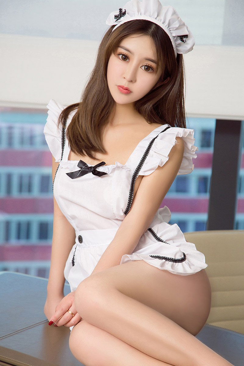 伊园夏娃顾奈奈沙滩裸体露乳放纵自然热辣妹子女仆制服装挡不住她的性感身材（12）