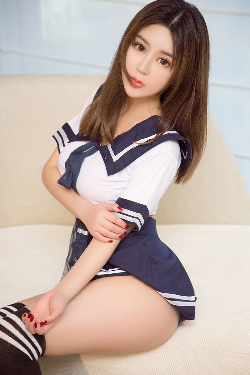 伊园夏娃顾奈奈沙滩裸体露乳放纵自然热辣妹子女仆制服装挡不住她的性感身材（16）