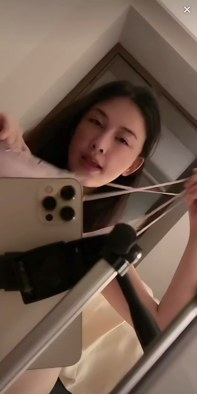 #吃瓜 #抖音直播露点 #抖音擦边 #直播走光 抖音女主播镜子反光太明显！（2）
