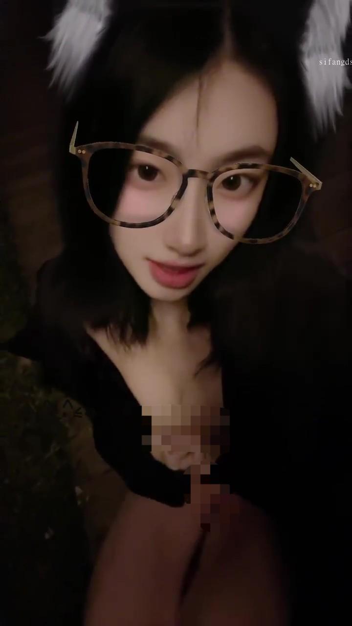 【老湿机吃瓜】极品女大 #濑濑 露脸全果游走学校（2）