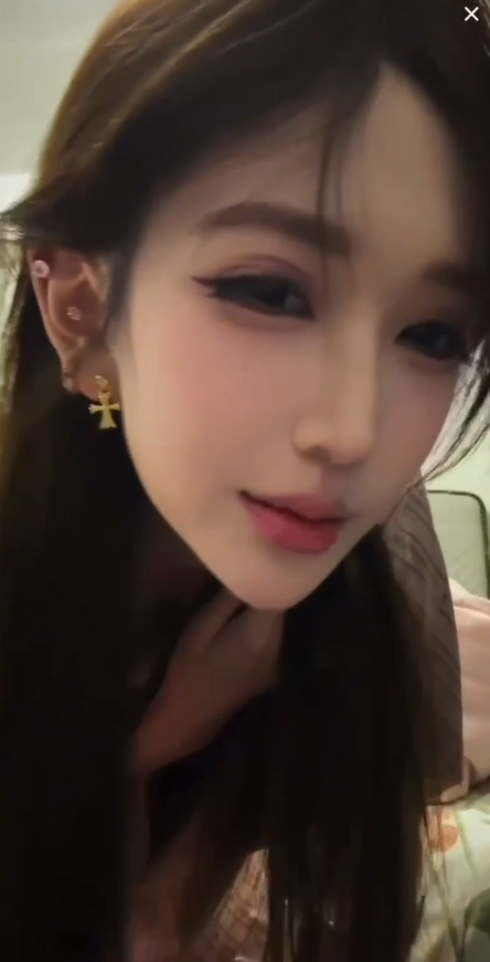 #吃瓜 小网红直播擦边漏奶 真骚 #流量密码 