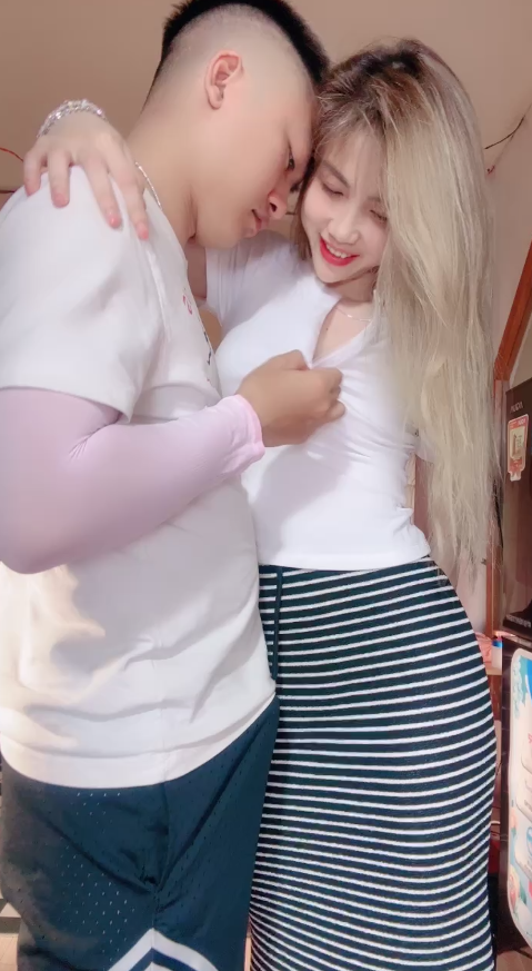 #吃瓜 #爱穿丝袜的小姨子 #小妲己直播 饥渴情侣站立啪啪，各种体位白浆超多