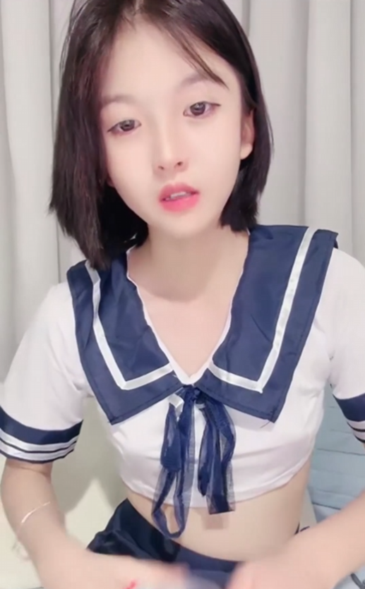 #吃瓜 清纯女大直播下海，私密特写镜头太撩人了
